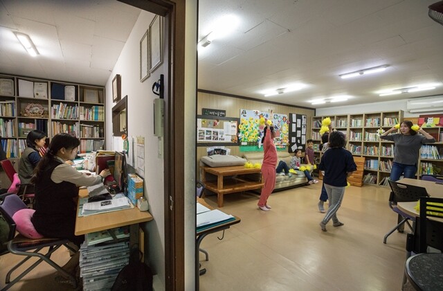 문화제 연습이 한창인 아이들 뒤로 장명임 센터장(왼쪽 첫 번째)과 장명숙 생활복지사 교사(두 번째)가 생활일지를 작성하고 있다.