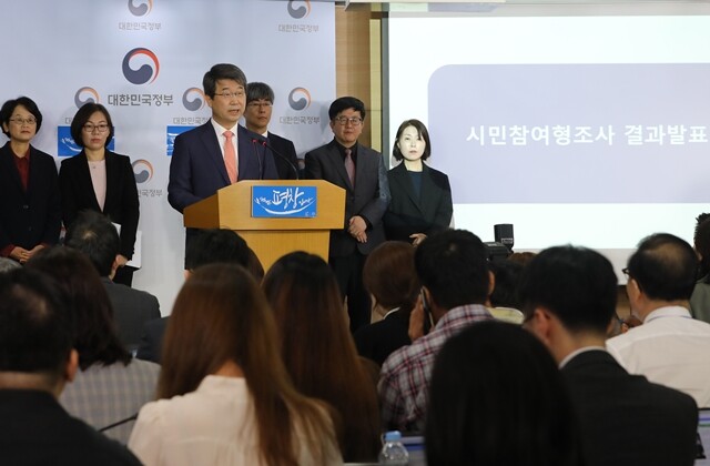 김지형 신고리 5·6호기 공론화위원회 위원장(왼쪽 네 번째)은 10월20일 정부서울청사에서 정부를 상대로 ‘건설 재개’ 권고안을 발표했다.