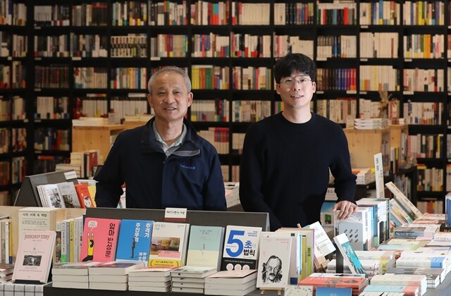 강원도 속초 ‘동아서점’을 함께 운영하는 아버지 김일수 대표(왼쪽)와 아들 김영건 매니저.