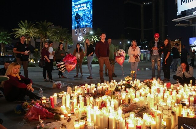 10월1일 미국 라스베이거스에서 벌어진 총기 난사 사건의 피해자를 추모하는 촛불을 시민들이 바라보고 있다. EPA 연합뉴스