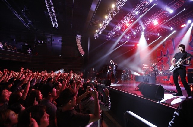 미국 하드록 밴드 미스터빅의 다섯 번째 내한 공연이 10월8일 서울 광장동에서 열렸다. 이번 공연에서 파킨슨병 진단을 받은 드러머 팻 토피가 함께해 뜨거운 떼창, 환호, 박수를 받았다. 파파스 이엔앰 제공