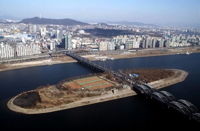 모래밭이 사라지고 한강물로 둘러싸여 있다. <비변사등록>에 과거 노들섬 자리에 농사짓고 고기 잡던 마을 현재 노들섬은 ‘신초리’가 있었다고 기록돼 있다. 식민지
권력은 한강 인도교 건설을 위해 마을 주민들을 추방한 것으로 추정된다. 한겨레 이종근 기자