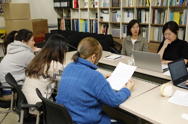 11월8일 오후 서울 중구 태평로 한국언론인회관 내 언론노조 사무실에서 ‘방송작가노조’ 임시집행부가 노조 출범을 앞두고 이야기를 나누고 있다. 맨 오른쪽이 이미지 방송작가노조 지부장, 그 왼쪽이 이향림 사무국장. 김봉규 선임기자