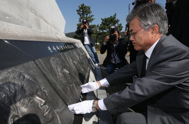 북방한계선(NLL)에서는 예상치 못한 군사적 충돌이 언제 어떻게 일어날지 모른다. 문재인 대통령이 2012년 민주통합당 대선 후보 시절 서해교전 희생자를 추모하고 있다. 한겨레 이정우 기자