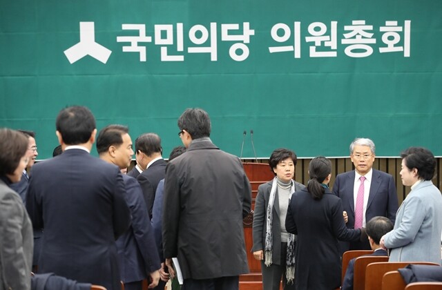 국민의당 진로에 대한 ‘끝장토론’이 논의될 의원총회가 21일 오후 국회에서 열려 의원들이 인사를 나누고 있다. 한겨레 강창광 기자