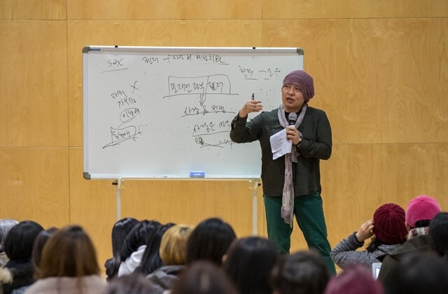 11월29일 여성학·평화학 연구자 정희진씨가 ‘문재인 정부와 젠더’를 주제로 강의하고 있다. 박승화 기자