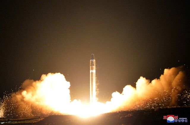 북한 <조선중앙통신>이 대륙간탄도미사일(ICBM)인 ‘화성 15형’ 발사 장면을 지난 11월29일 보도했다. 연합뉴스