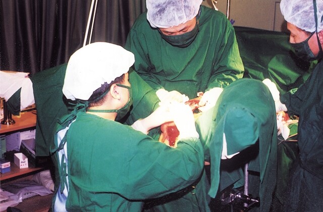 성기를 인위적으로 만드는 수술은 성전환 관련 수술 중에서도 위험성과 후유증이 큰 편이다. 한겨레