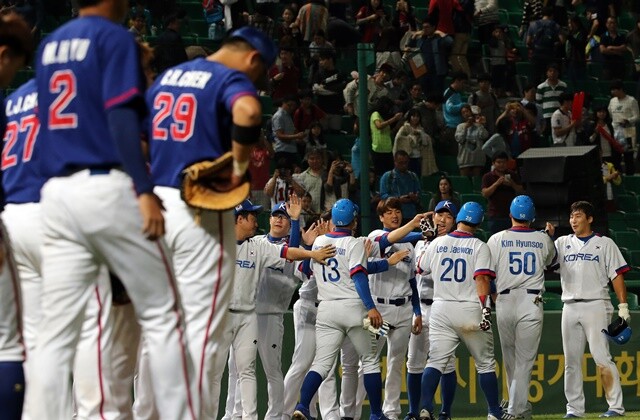 한국 야구대표팀 선수들이 2014 인천아시안게임 대만과의 경기에서 콜드승을 거둔 뒤 기뻐하고 있다. 한겨레 이종근 기자