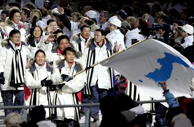 2006년 이탈리아 토리노겨울올림픽 개막식에서 남북한 선수들이 한반도기를 앞세워 함께 입장하고 있다. 연합뉴스