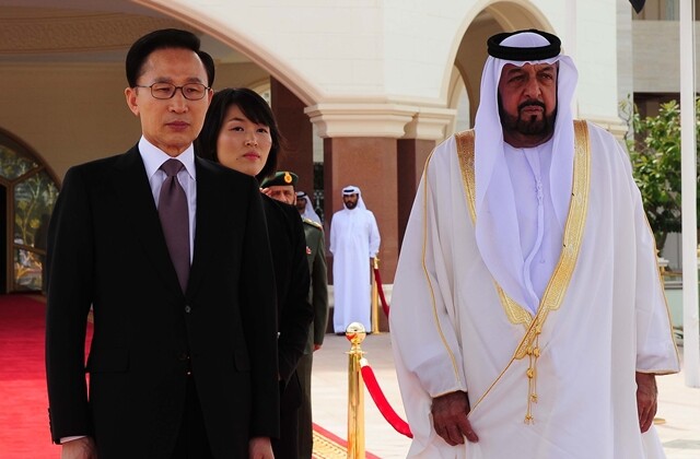 2011년 3월13일 UAE를 방문한 이명박 전 대통령이 아부다비 알무슈리프궁에서 열린 환영식에서 할리파빈 자이드 알 나흐얀 대통령을 만나고 있다. 청와대사진기자단