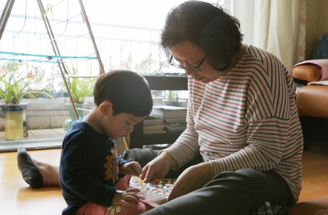 며느리가 시댁 출입을 거부한 2년 동안 시어머니 조경숙씨와 손자 해준이는 ‘비무장지대’에서만 만날 수 있었다. 비무장지대는 선호빈 감독의 할머니댁이다. 와이제이코마드 제공