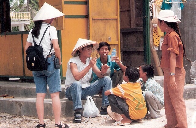 1995년 첫 번째 베트남 종단 여행 뒤, 김남일 작가는 여러 차례 베트남에 갔다. ‘베트남을 이해하려는 작가들의 모임’을 만들고 ‘베트남 연대의 밤’ 행사도 열었다. 베트남 여행길에서 한 장. 작가 김남일 제공
