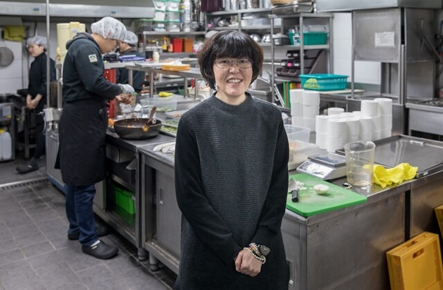 서울 마포구 성미산 마을에 있는 도시락 배달 가게 ‘소풍가는 고양 이’의 박진 숙대표.