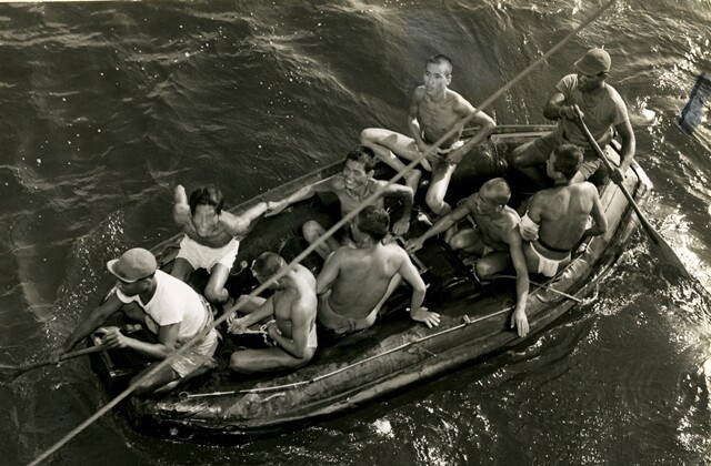 ② 마셜제도의 밀리환초에서 탈출하는 조선인 노동자들. 미 해군이 찍었다(왼쪽). 국사편찬위원회 제공