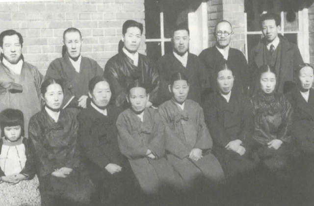 안동교회 임원들과 찍은 사진, 1942년. 앞줄 왼쪽 다섯 번째가 오현주다. 임경석 제공