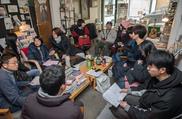 1월21일 서울 염리동 독립책방에 구의원에 출마하려고 모인 ‘촛불 청년’들이 선거전략을 논의하고 있다.
