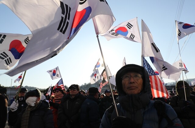 보수단체 회원들이 강원 묵호항에서 성조기와 태극기를 흔들며 만경봉92호 입항에 반대하는 시위를 벌이고 있다. 김진수 기자