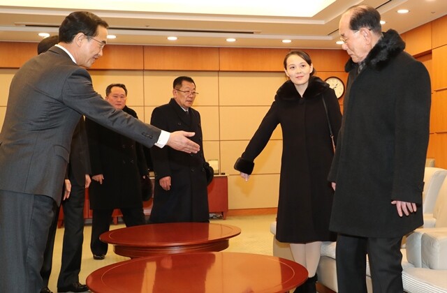 조명균 통일부 장관(왼쪽)이 2월9일 인천공항에서 김영남 북한 최고인민회의 상임위원장(오른쪽)과 김여정 노동당 중앙위원회 제1부부장에게 자리를 안내하고 있다. 연합뉴스