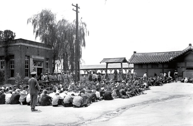 <사진2> 경기도 수원역 앞에서 이감 중인 사상관계 소년범들(1950년 7월1일). 강성현 제공