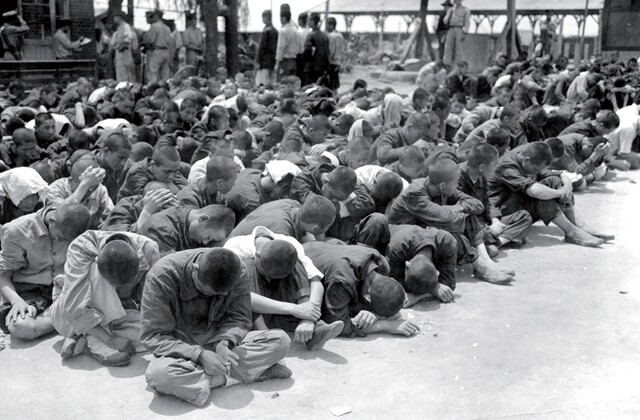 <사진3> 경기도 수원역 앞에서 이감 중인 사상관계 소년범들(1950년 7월1일). 강성현 제공