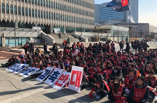 2월21일 오후, 연세대 청소·경비노동자들이 학생회관 앞에서 학교 쪽에 구조조정 철회를 요구하며 집회를 열고 있다. 