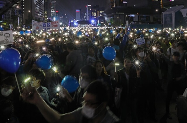 2017년 5월8일 저녁, 당시 문재인 더불어민주당 대선 후보의 마지막 유세가 열린 서울 광화문 광장에서 시민들이 촛불 대신 스마트폰 손전등을 흔들며 어둠을 밝히고 있다. 김진수 기자