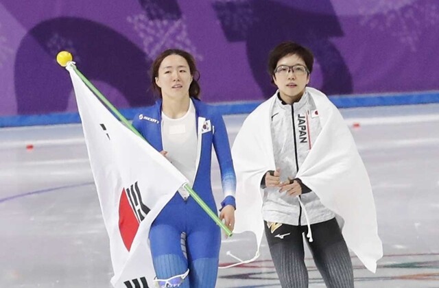 고다이라 나오(오른쪽)와 이상화 선수가 2월18일 평창겨울올림픽 여자 스피드스케이팅 500ｍ 경기 뒤 나란히 트랙 위를 돌고 있다. 한겨레 박종식 기자