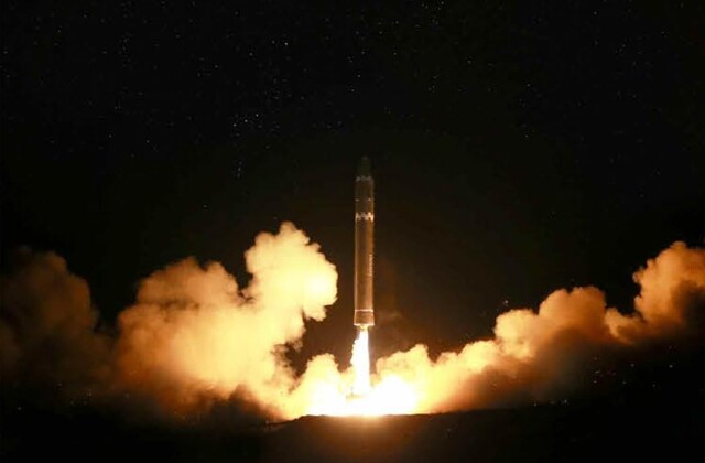 지난해 11월29일 북한이 공개한 대륙간탄도미사일(ICBM) ‘화성 15형’ 시험발사장면. 북한은 곧바로 ‘국가 핵무력 완성’을 선포했다. 연합뉴스