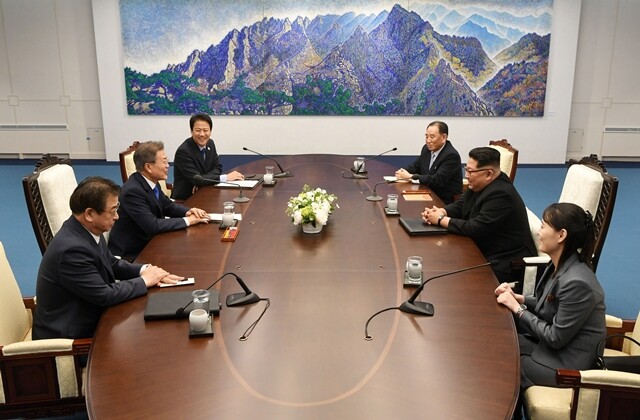 문재인 대통령과 김정은 국무위원장이 4월27일 판문점 평화의집 회담장에서 열린 남북 정상회담에서 마무리 발언을 하고 있다. 한국공동사진기자단