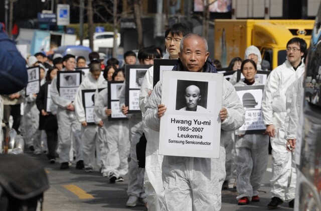 삼성전자 반도체 공장에서 일하다 백혈병으로 숨지면서 반도체 공정의 직업병 논란을 세상에 처음 알린 고 황유미씨의 11주기인 3월6일 오후, 고 황유미씨와 삼성 산재사망 노동자 추모의 날 행진하고 있다. 맨 앞은 고 황유미씨의 아버지 황상기씨. 한겨레 이정아 기자 삼성전자 반도체 공장에서 일하다 백혈병으로 숨지면