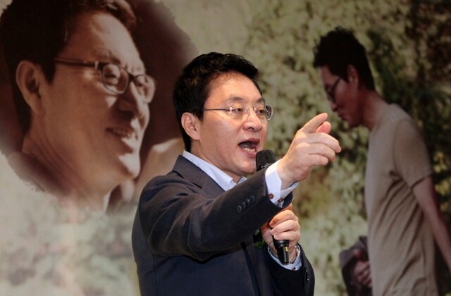 정두언 전 의원이 2011년 10월 저서 <한국의 보수 비탈에 서다> 출판기념회에서 노래 부르던 모습. 연합뉴스