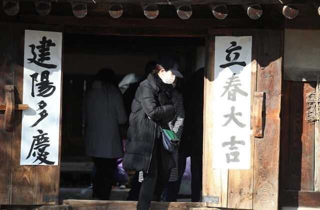 A foreign tourist wearing a mask visits the National Folk Museum of Korea on Feb. 3. (Baek So-ah, staff photographer)