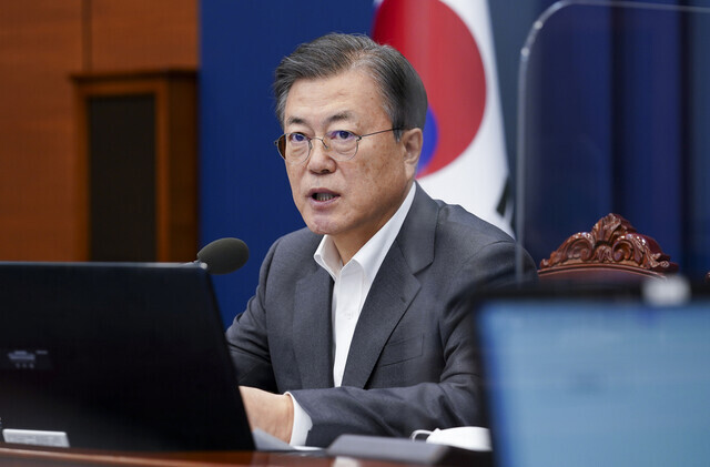 President Moon Jae-in speaks at a Blue House meeting of senior secretaries and aides on the afternoon of Feb. 1. (Yonhap News)