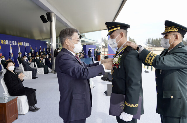 文在寅大統領は28日、慶尚北道永川市の第3陸軍士官学校で行われた卒業式と婚約式で士官候補生に賞を授与する。ブルーハウス提供