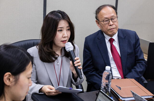 Seo Min-jung, director for Asian and Pacific affairs at the Ministry of Foreign Affairs, delivers a briefing on April 13 regarding the decision of 10 out of 15 plaintiffs in the 2018 Supreme Court ruling on compensation for Japan’s forced labor to receive a pay-out from the government-run Foundation for Victims of Forced Mobilization by Imperial Japan. (Yonhap)