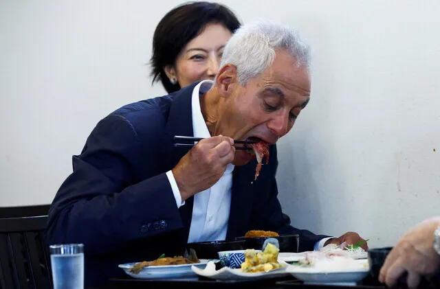 Rahm Emmanuel, the US ambassador to Japan, eats Fukushima-sourced sashimi at a restaurant in Soma, a city in Japan’s Fukushima Province, on Aug. 31. (Reuters/Yonhap)