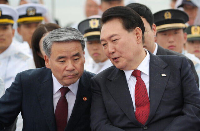 President Yoon Suk-yeol (right) speaks with Lee Jong-sup, the former minister of defense, during an event marking the 73rd anniversary of the Incheon landing on Sept. 15, 2023. (Yonhap)