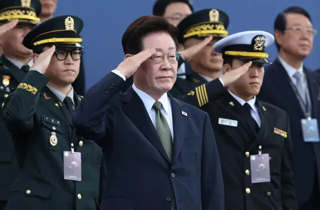 President Lee Jae Myung salutes the troops at a ceremony marking Armed Forces Day on Oct. 1, 2026. (Yonhap)
