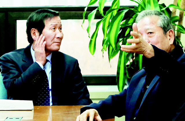  Kaesong Industrial Complex Business Association chairman Jeong Ki-seop prepares to hold an emergency meeting with other executives at the association’s office in Seoul’s Yeongdeungpo District (right). (by Lee Jong-keun and Kim Seong-gwang