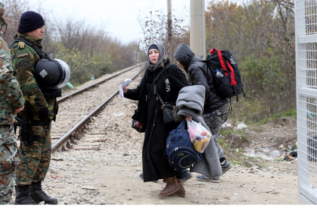시리아 난민 자하라(38·가명)가 2015년 12월11일 그리스 북부 국경을 넘어 마케도니아로 들어가고 있다.