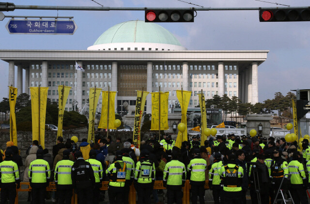 12월9일 국회의사당 정문 앞에서 세월호 만장을 든 시민들이 탄핵 촉구 집회를 열고 있다. 이날 경찰은 국회 정문 앞 도로에 차벽을 세워 집회 규모가 확대되는 것을 막았다. 한겨레 이정우 선임기자