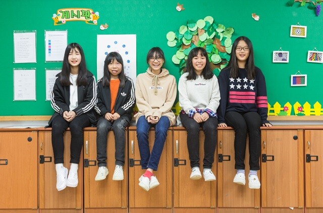 ‘예의’라는 주제로 토론한 전북 고창 선동초등학교 6학년 학생들. 왼쪽부터 이하림, 정은화, 이솔향, 박진영, 황선미.