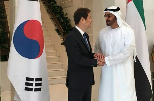 지난해 12월10일 아랍에미리트(UAE)를 방문한 임종석 대통령비서실장이 모하메드 빈 자이드 알나흐얀 UAE 왕세제와 만나 악수하고 있다. 청와대 제공