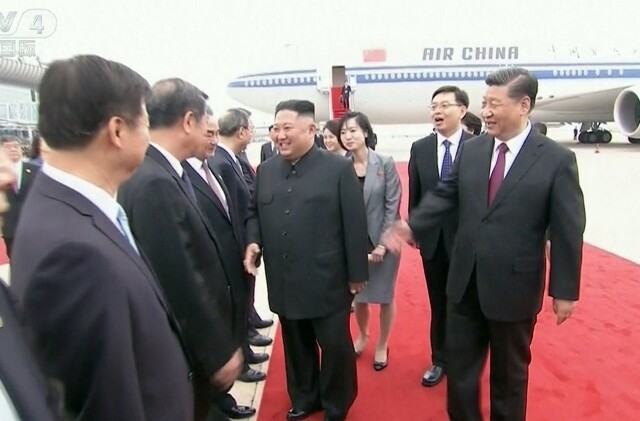 김정은 북한 국무위원장이 평양 순안공항에서 시진핑 중국 국가주석을 영접한 뒤 시 주석과 동행한 중국 관계자들과 인사하고 있다. CCTV 화면 갈무리. 연합뉴스