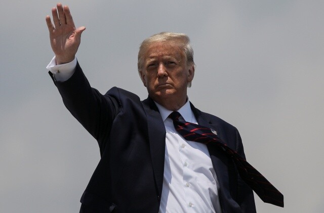 7월27일 도널드 트럼프 미국 대통령이 메릴랜드주 앤드루스 합동기지에서 캘리포니아주 모리스빌을 방문하기 위해 전용기에 올라 손을 흔들고 있다. 로이터 연합뉴스