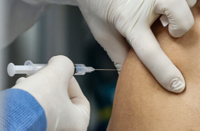 A person receives a Pfizer-made COVID-19 vaccine at a hospital in Seoul’s Yangcheon District. (Yonhap News)