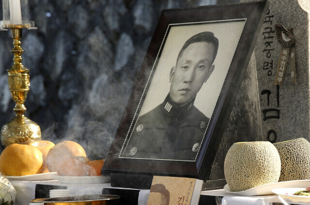 A memorial service is held for Lt. Col. Kim Oh-rang, who was killed in the Dec. 12 military junta of 1979, at his grave in Seoul National Cemetery on Dec. 12, 2012, the 33rd anniversary of his death. (Kim Myoung-jin/The Hankyoreh)