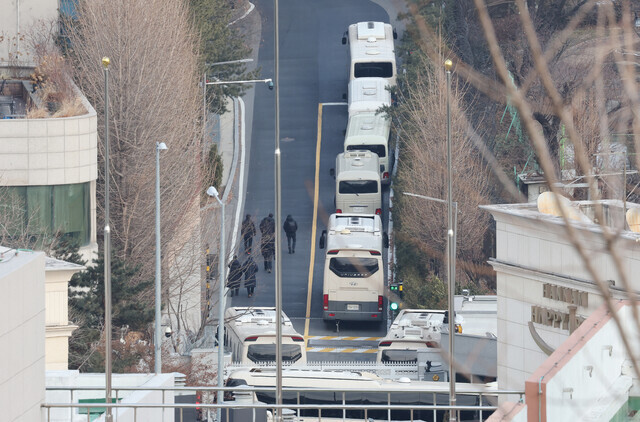 지난 7일 내란죄 피의자 윤석열 대통령의 체포영장을 재발부받은 고위공직자범죄수사처가 집행 계획 수립과 막바지 법리 검토를 진행하며 대통령 관저 재진입 시점을 고심하고 있는 가운데 12일 오후 서울 용산구 한남동 관저 주변이 적막한 모습이다. 신소영 기자 viator@hani.co.kr