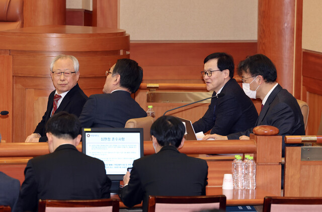 윤석열 대통령 측 변호인단이 16일 서울 종로구 헌법재판소에서 열린 윤석열 대통령 탄핵심판 사건 2차 변론기일에 출석해 있다. 왼쪽부터 조대현 전 헌법재판관, 배보윤 변호사, 배진한 변호사, 차기환 변호사. 공동취재사진